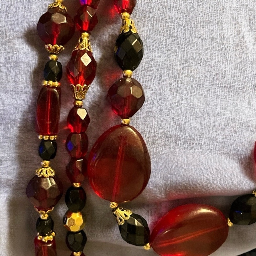 Vintage Robert Rose Elegant Red and Black Beaded Necklace - Picture 4 of 4